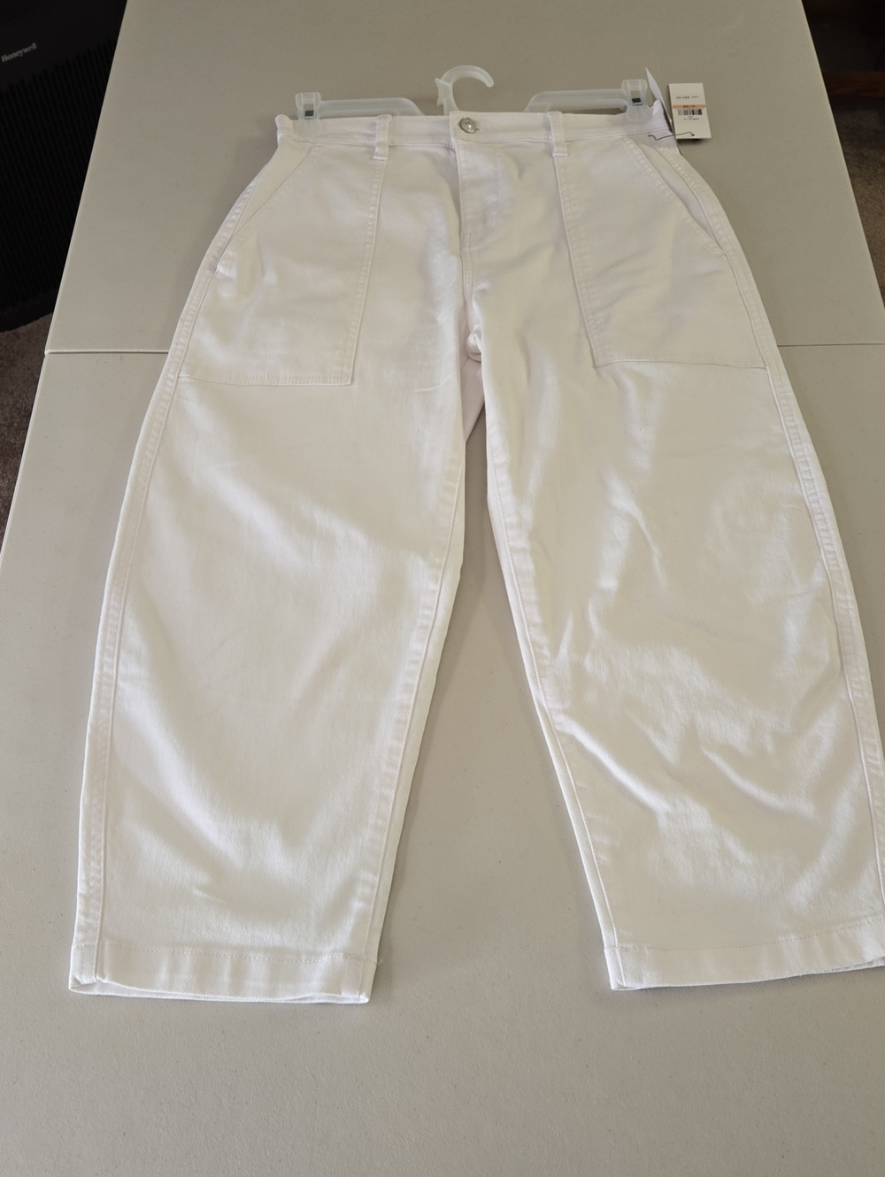 DKNY white High Rise, Barrel Leg Pants, Inseam 24inch. Size 6/28. NWT